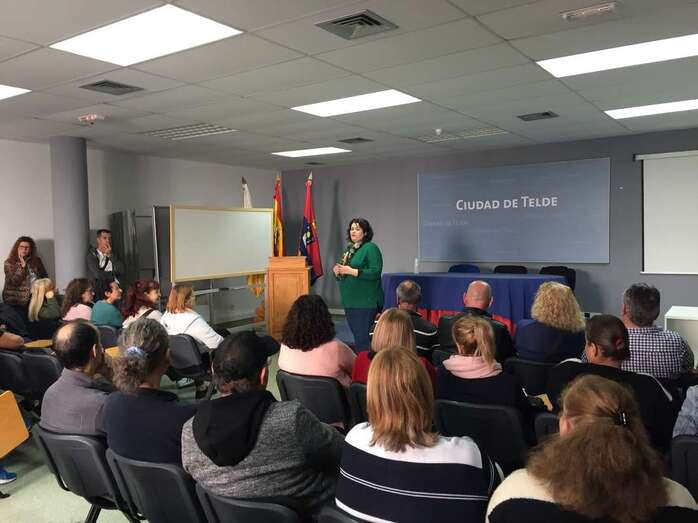 La concejala de Desarrollo Local, Celeste López, con los nuevos trabajadores temporales (FotoTA)